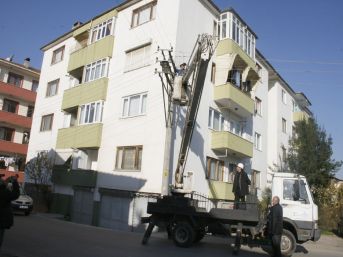 Hasarlı evlerin tahliyesinde savaş çıktı